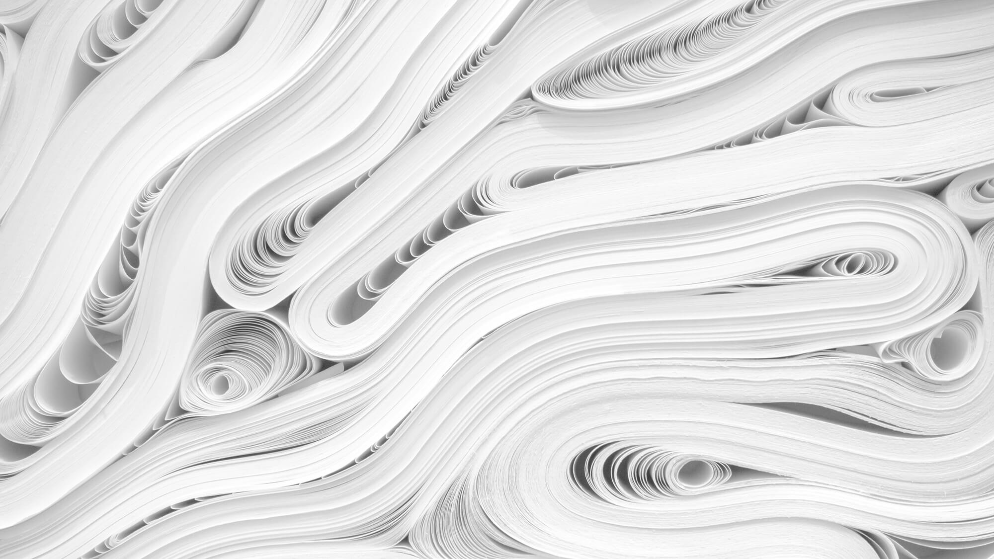 Viele weiße Papierrollen übereinander gestapelt