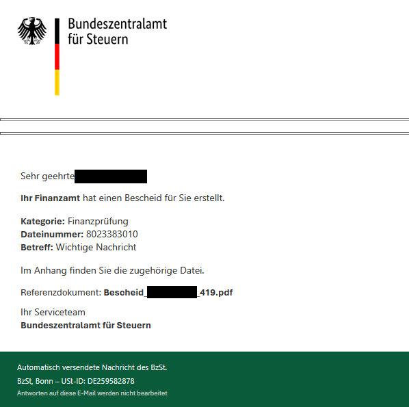 Screenshot einer Phishing-Mail mit dem Logo des Bundeszentralamts für Steuern, Text: "Sehr geehrte [Name unkenntlich gemacht], Ihr Finanzamt hat einen Bescheid für Sie erstellt. Kategorie: Finanzprüfung Dateinummer: 8023383010 Betreff: Wichtige Nachricht Im Anhang finden Sie die zugehörige Datei. Referenzdokument: Bescheid_[Name unkenntlich gemacht]_419.pdf Ihr Serviceteam Bundeszentralamt für Steuern"