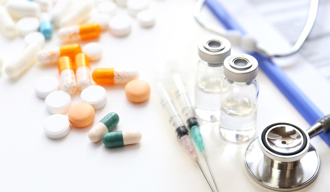 Verschiedene Medikamente und Spritzen auf dem Tisch