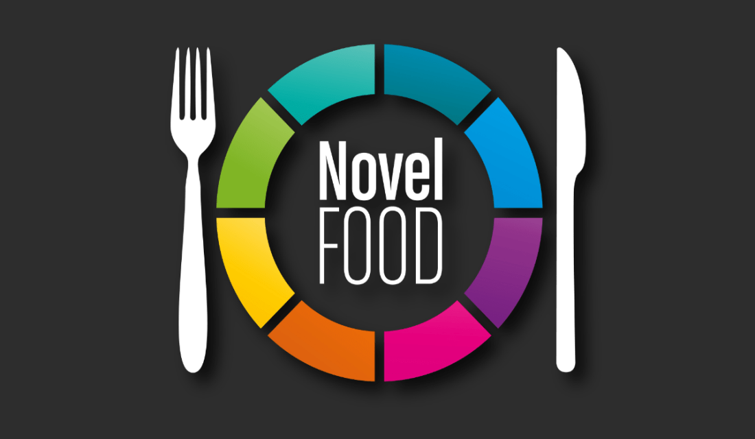 Neben einem gezeichneten Teller mit den Worten Novel Food liegen Messer und Gabel.