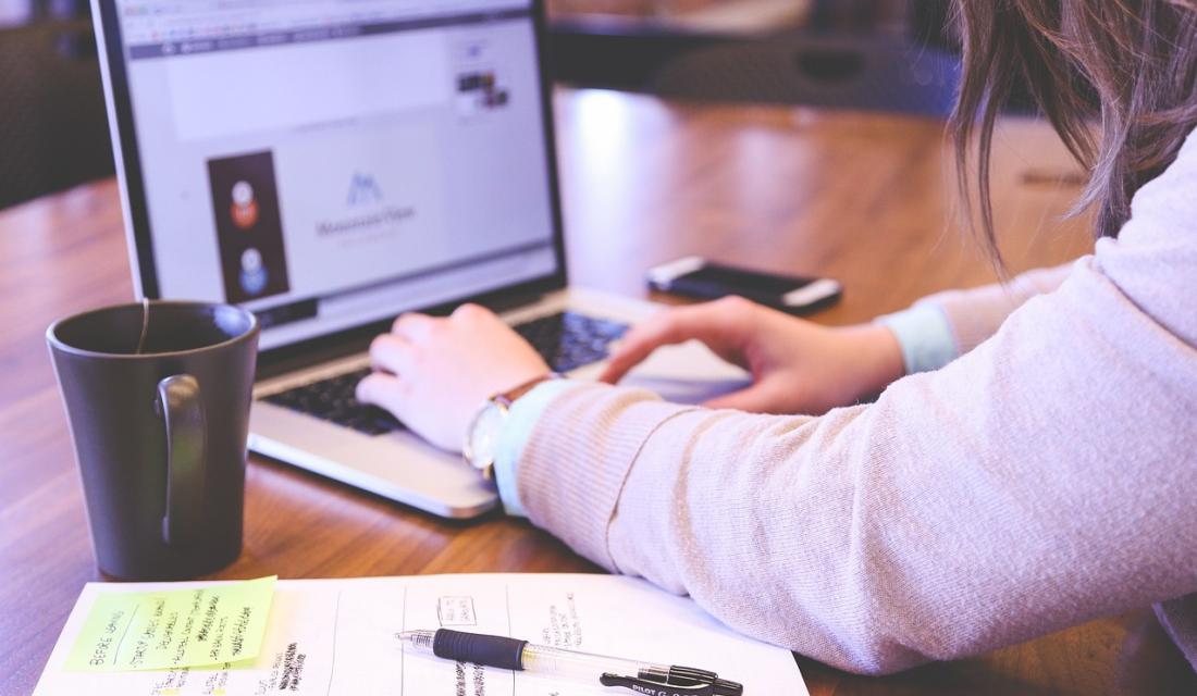 Schüler:in am Laptop