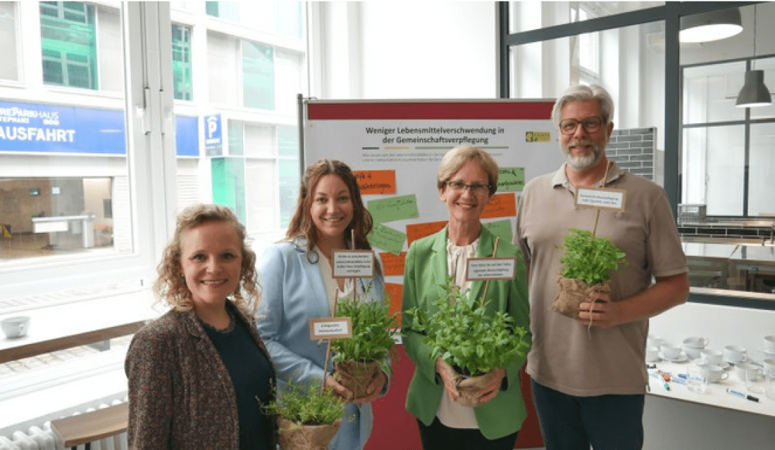 Vertreterinnen und Vertreter der Verbraucherzentrale Bremen und die Präsidentin der Bundesanstalt für Landwirtschaft und Ernährung präsentieren Kräutertöpfe, die symbolisch für Fördermittel stehen.