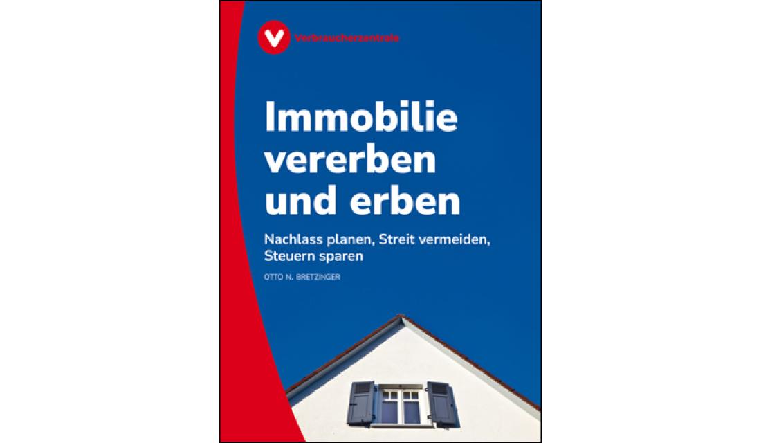 Weißer Hausgibel vor blauem Himmel