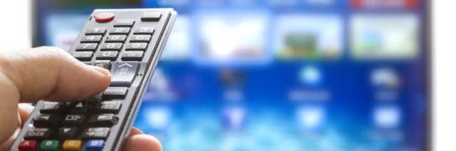 Fernbedienung wird auf Fernseher gerichtet