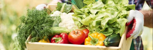 Obst und gemüse in einer Holzkiste