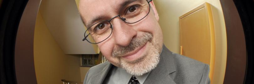 Spendensammler schaut von außen durch Türspion