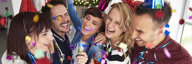 Fünf Personen stoßen zum Jahreswechsel an.