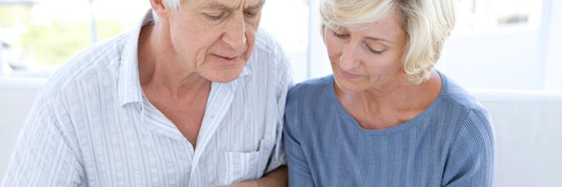 Ein Paar prüft die Rechung