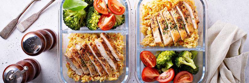 Zwei Glasschalen mit fertig zubereitetem Essen