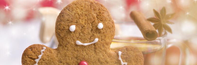 Eine Lebkuchenperson oder Lebkuchenmann lächelt.