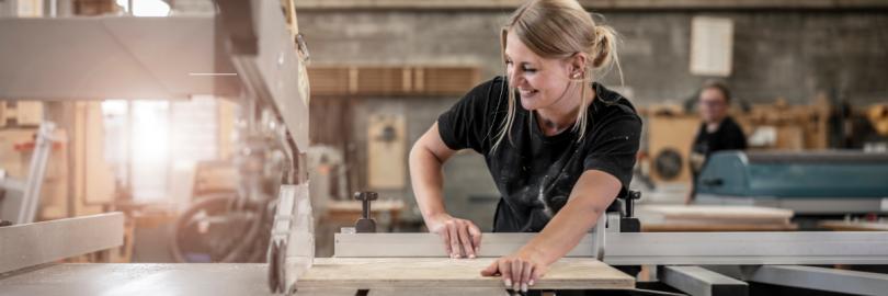 Eine junge Schreinerin bei der Arbeit.