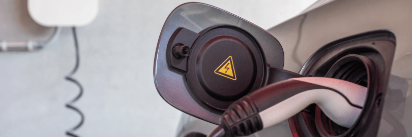 Ein Elektroauto lädt an einer Wallbox.