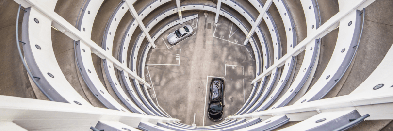 Das Innere eines spiralförmigen Parkhauses aus der Vogelperspektive.