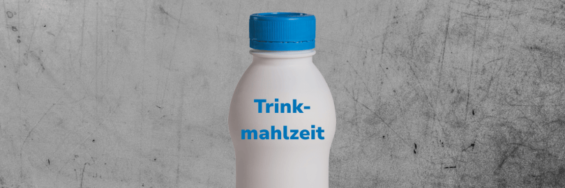 Eine weiße Plastikflasche mit blauem Deckel und der Aufschrift „Trinkmahlzeit“