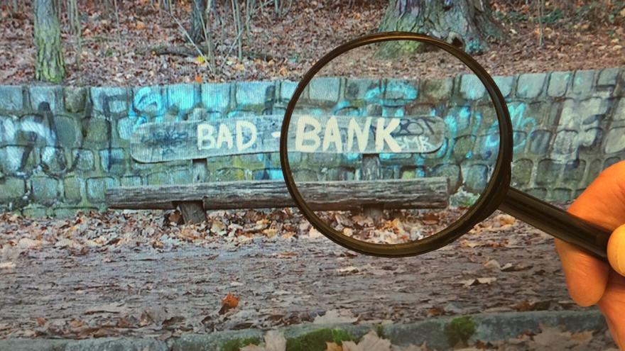 Parkbank mit Schriftzug Bad Bank
