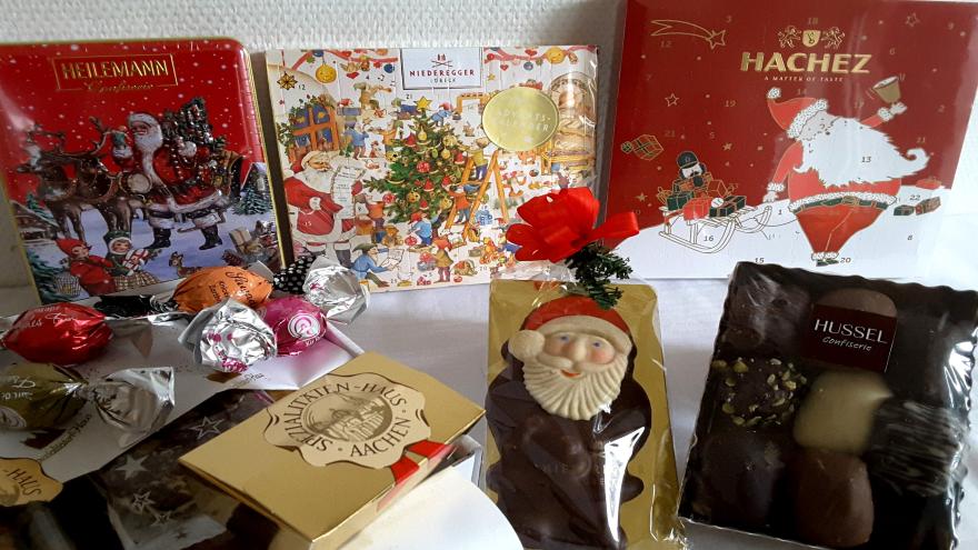 Sammlung von Weihnachtskalendern, Pralinen und Schokoweihnachtsmännern
