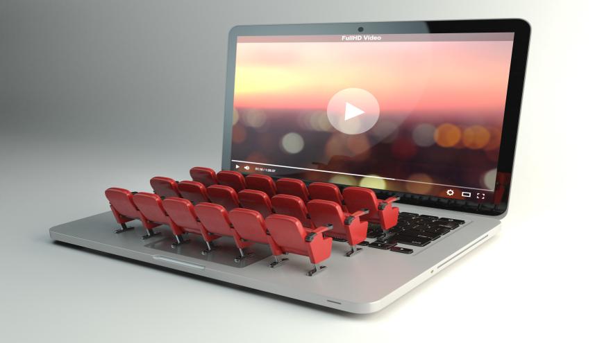 Pay-TV / Laptop mit Kinosesseln / Fotolia - Maksym Yemelyanov
