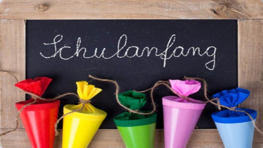 Schultüten vor Schultafel Schulanfang