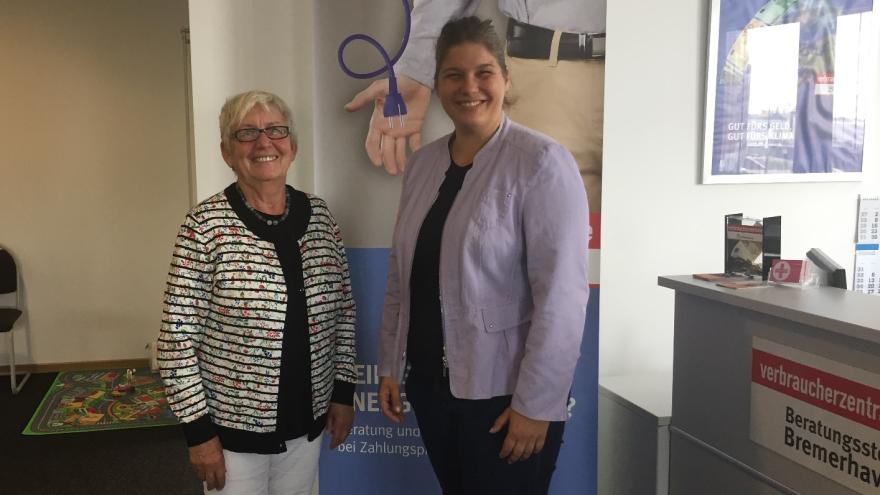 Frau Lückert (li.) und Frau Dr. Oelmann