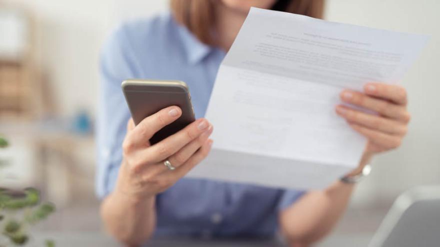 Frau mit Smartphone und Vertrag