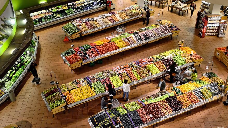 Blick von oben auf einen Supermarkt