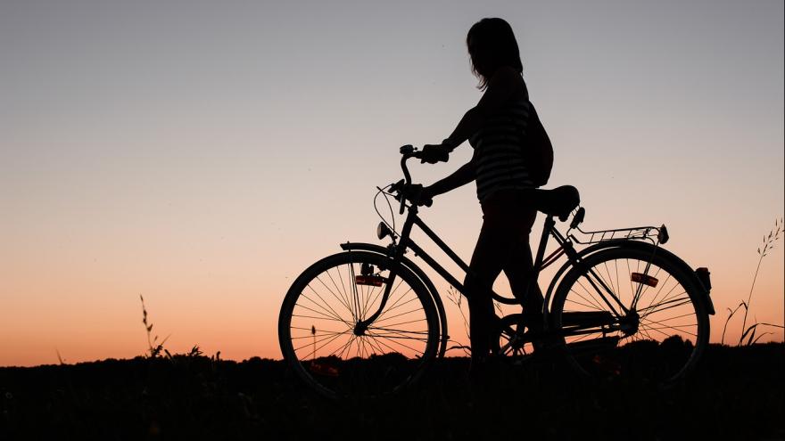 Fahrrad Mädchen Frau Sonnenuntergang Verbraucherzentrale Bremen