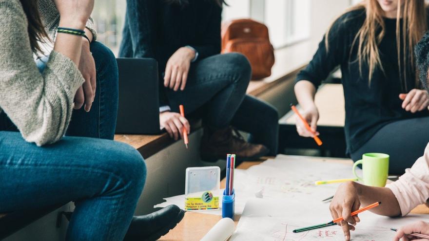 Schülerinnen am Tisch arbeiten