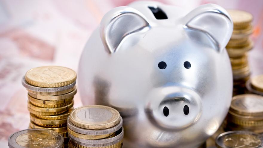 Silbernes Sparschwein mit Euro-Stücken