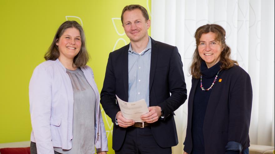 Vertragsunterzeichnung Verbraucherzentrale Bremen swb Oelmann Kmita Ewen