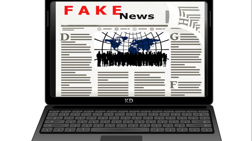 Fake news Laptop mit Zeitungsseite Falschnachrichten
