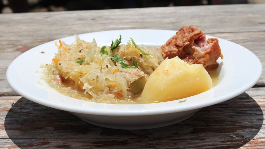 Sauerkaut Kartoffelbrei auf einem Teller angerichtet