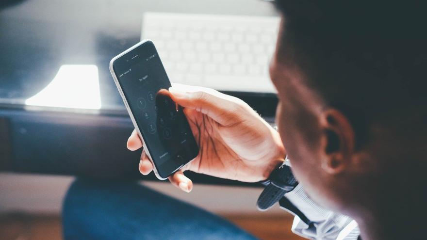 Mann mit Mobiltelefon in der Hand