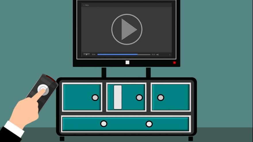 Hand mit Fernbedienung Monitpr Fernseher