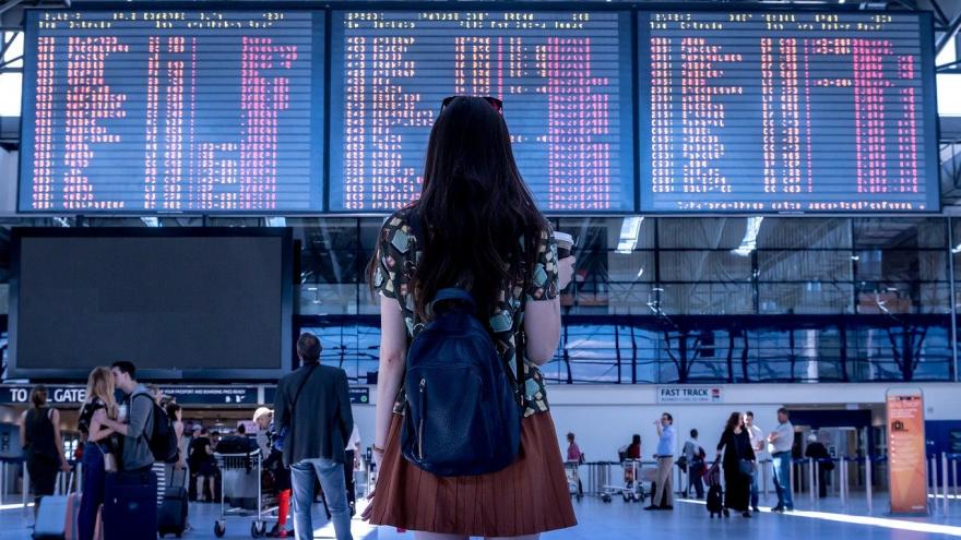 Flughafen Frau vor Anzeigetafel