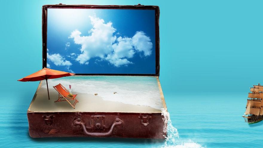 Urlaub Reise Wolkenbild auf Laptop