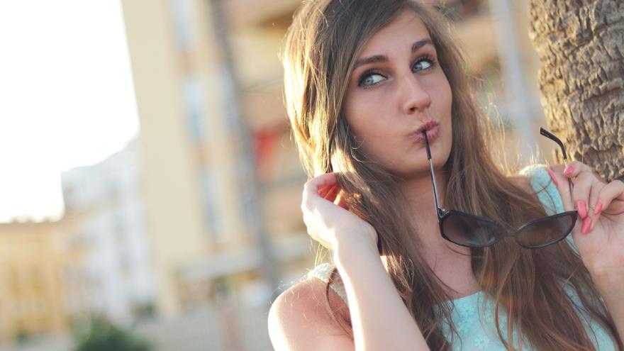 Junge Frau mit Sonnenbrille