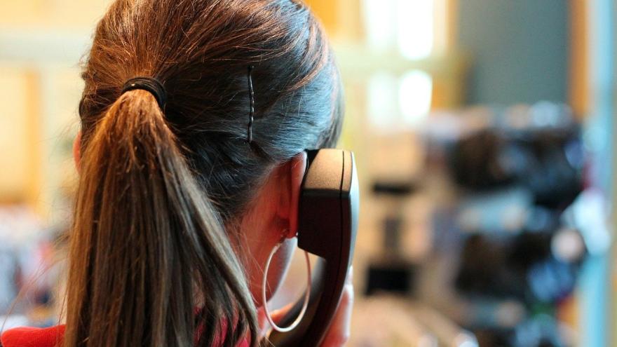 Frau am Telefon