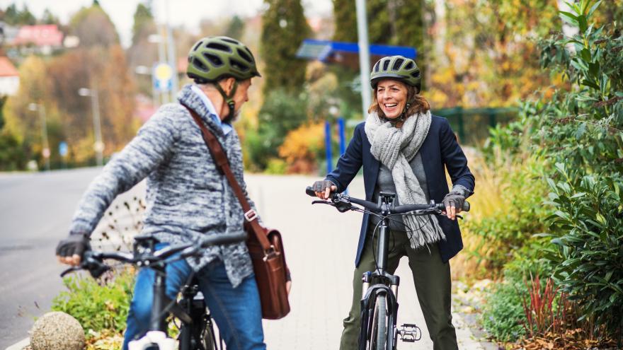 Pärchen auf E-Bikes