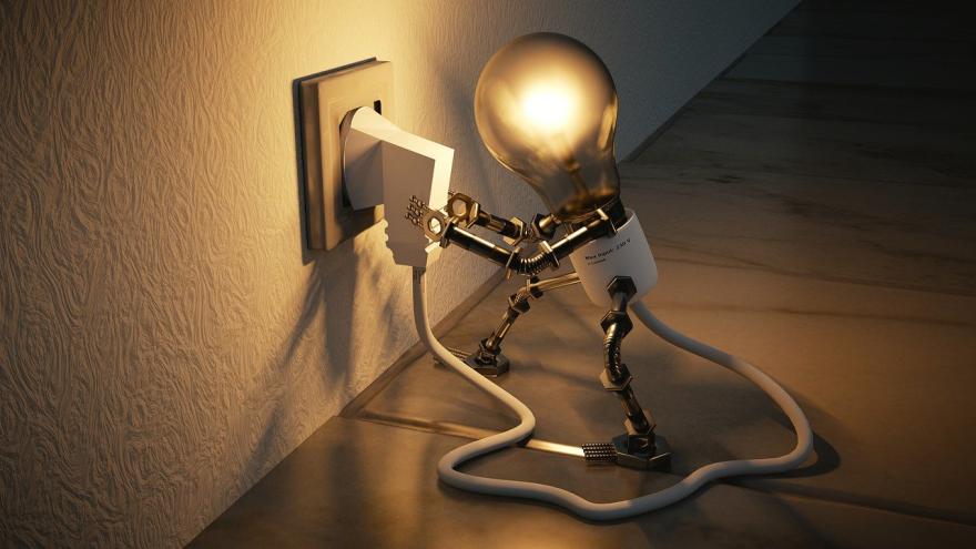 Glühbirne mit Stecker und Steckdose