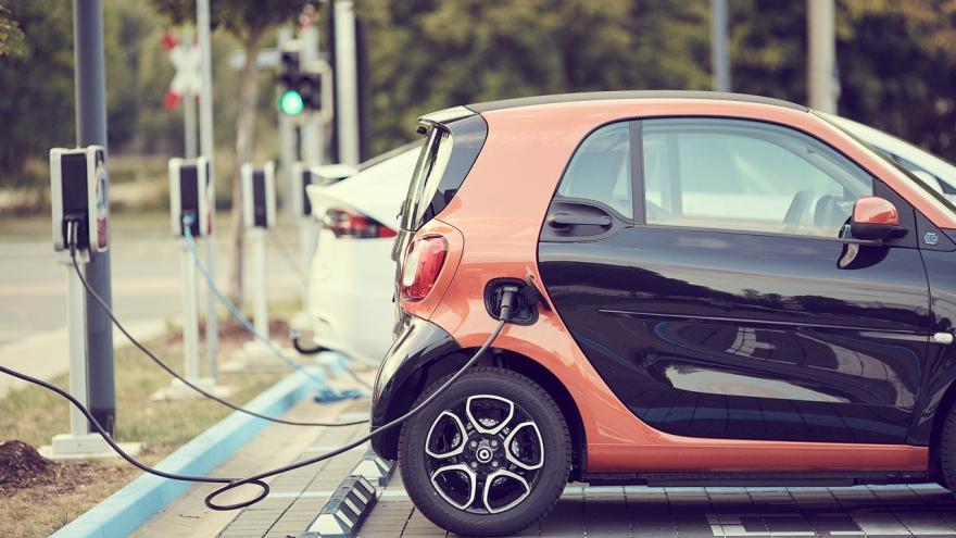 Elektroauto an Ladestation