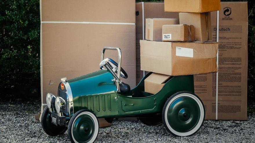 Pakete auf Kinderauto