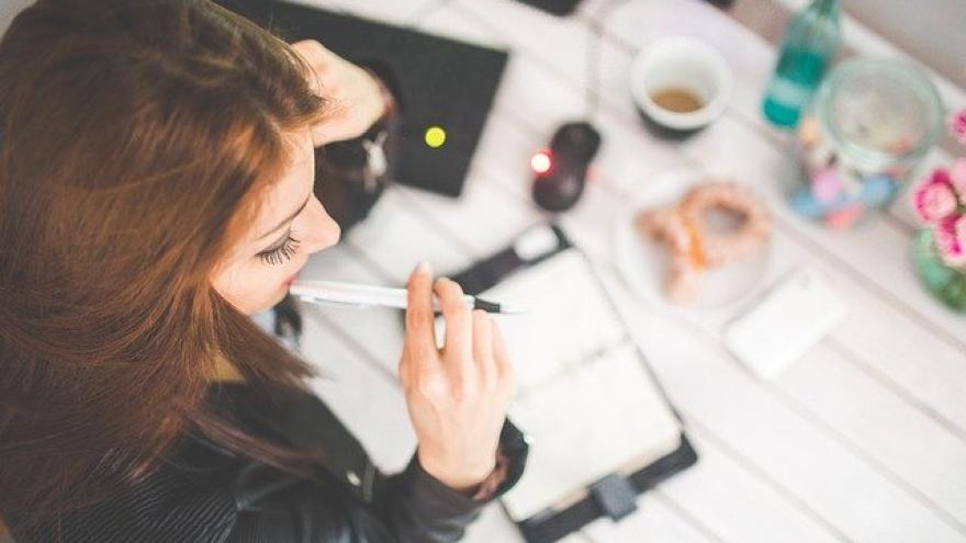 Frau am Schreibtisch mit Computer