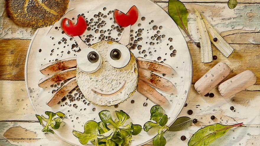 Toast mit Gesicht aus Gemüse