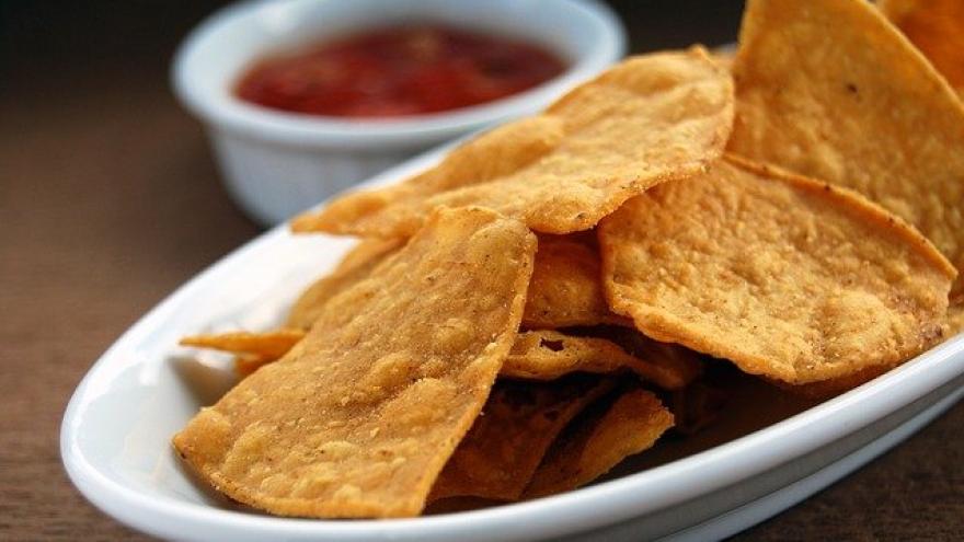 Tortilla Chips mit Dip