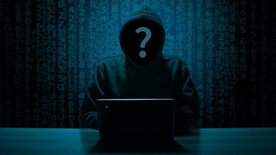 Mensch im Dunklen vor Laptop kriminell Cybercrime Abzocke Internet