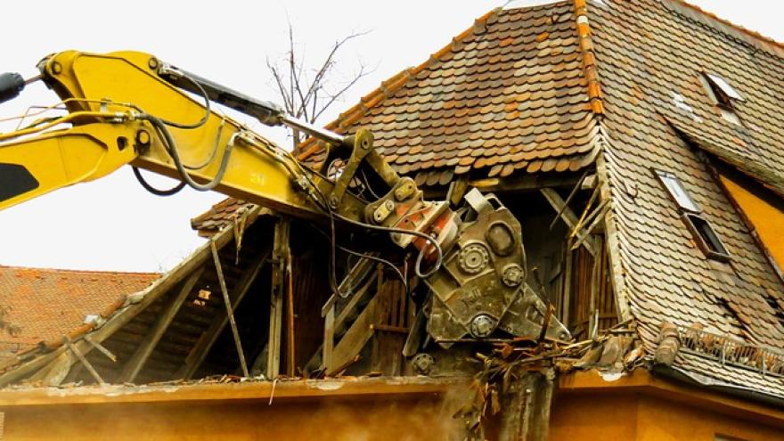 Bagger reißt Hausdach ab