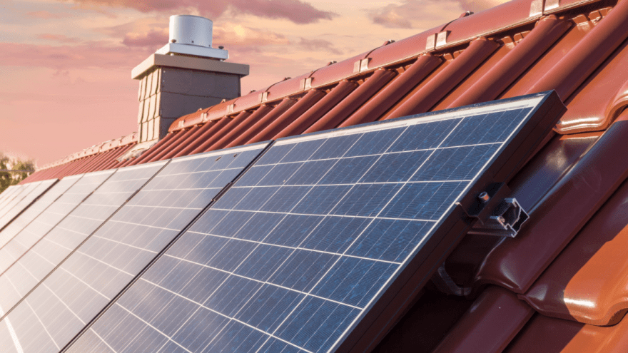 Eine Photovoltaik-Anlage auf einem Hausdach