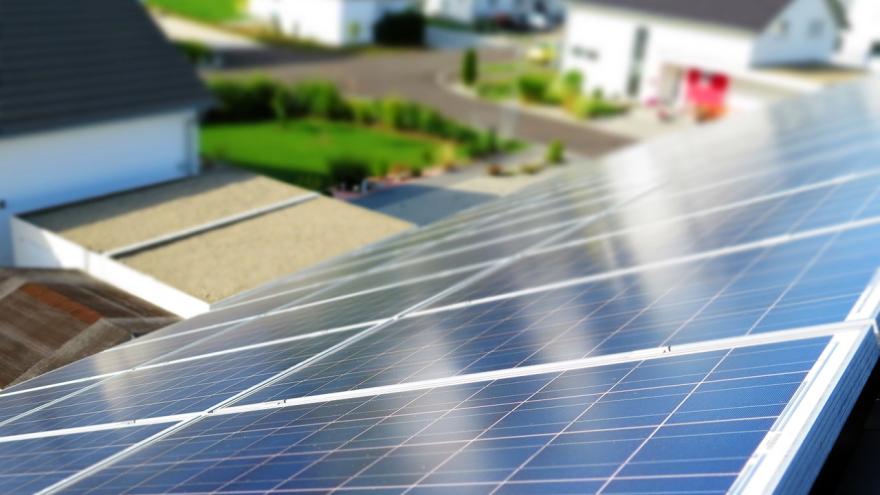 Solarmodul auf Dach und Balkon