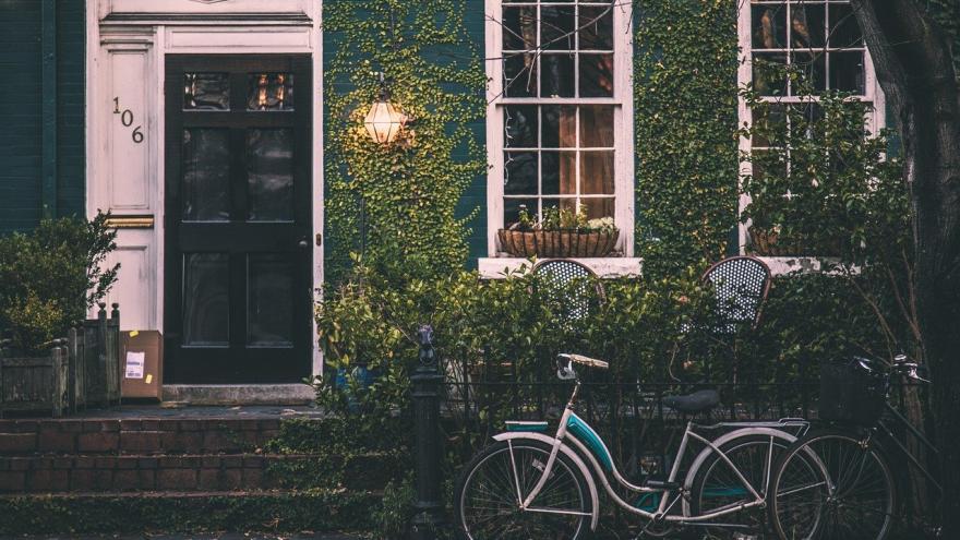 Haus mit Fahrrad davor