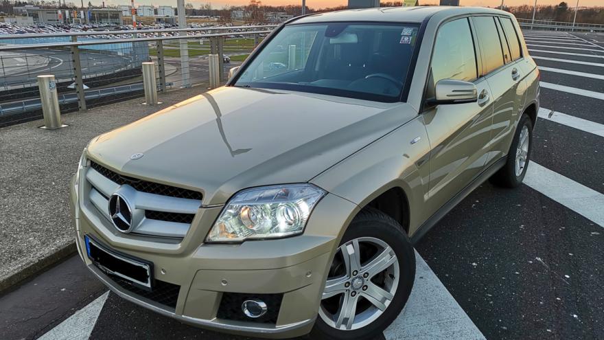 Mercedes GLK auf einem Parkplatz